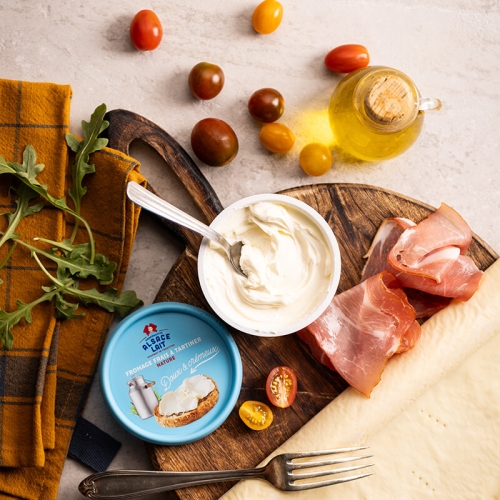 Pizza au fromage frais, tomates, roquette et jambon cru