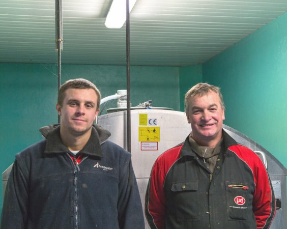 un-duo-pere-et-fils-associes-sur-une-exploitation-familiale