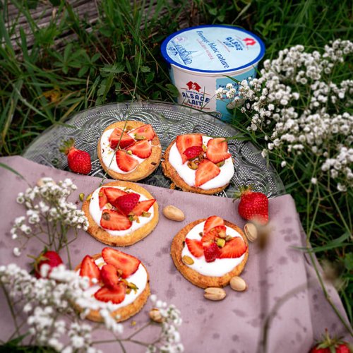 Sablés pistache, fraises mariguette & crème légère au fromage blanc