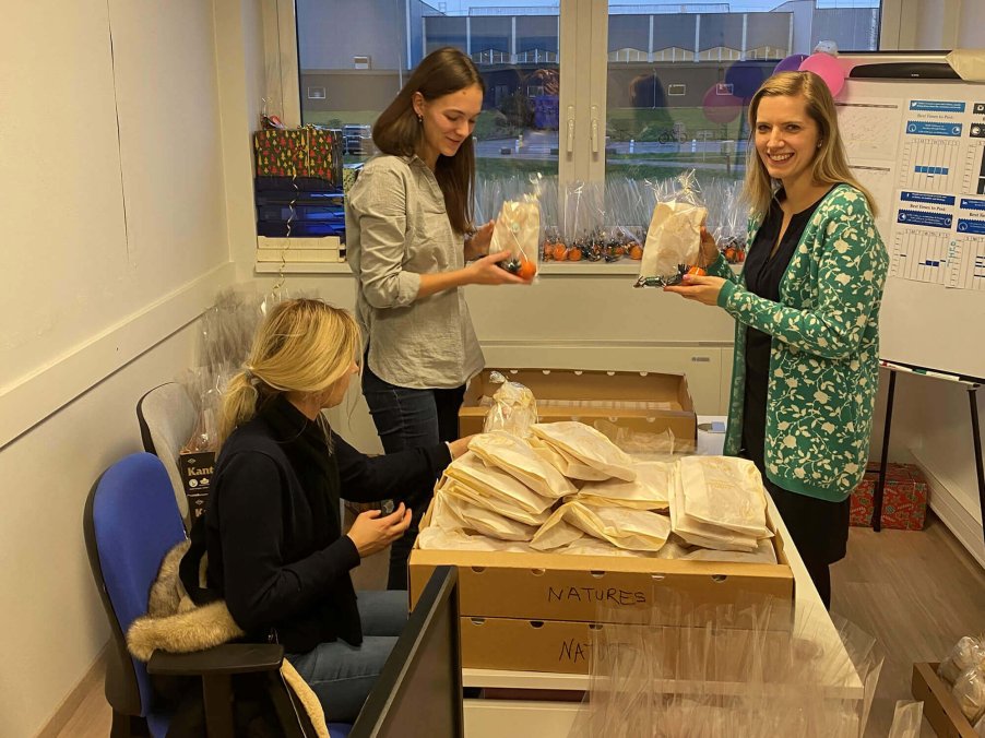 La traditionnelle distribution de Mannele à tous les salariés pour la St Nicolas