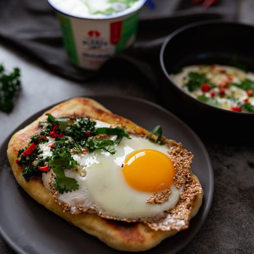 Galette pita, oeuf sésame grillé, sauce bibeleskaes pimentée & herbes fraîches